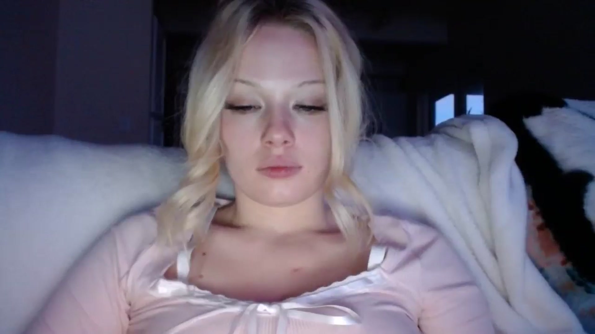 Gallery image thumbnail from thtoneblonde's myfreecams stream on, 12/29/2024, 14:01 image 20 of 20