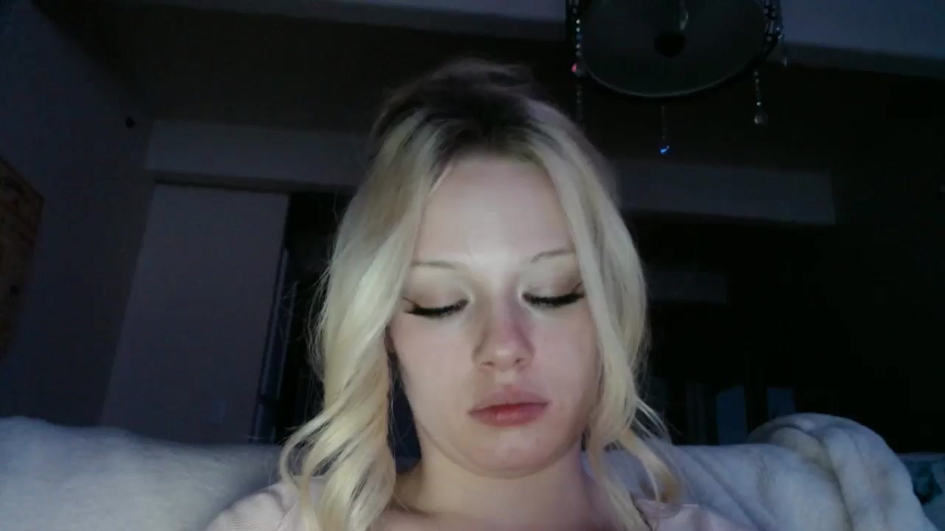 Gallery image thumbnail from thtoneblonde's myfreecams stream on, 12/29/2024, 14:01 image 12 of 20