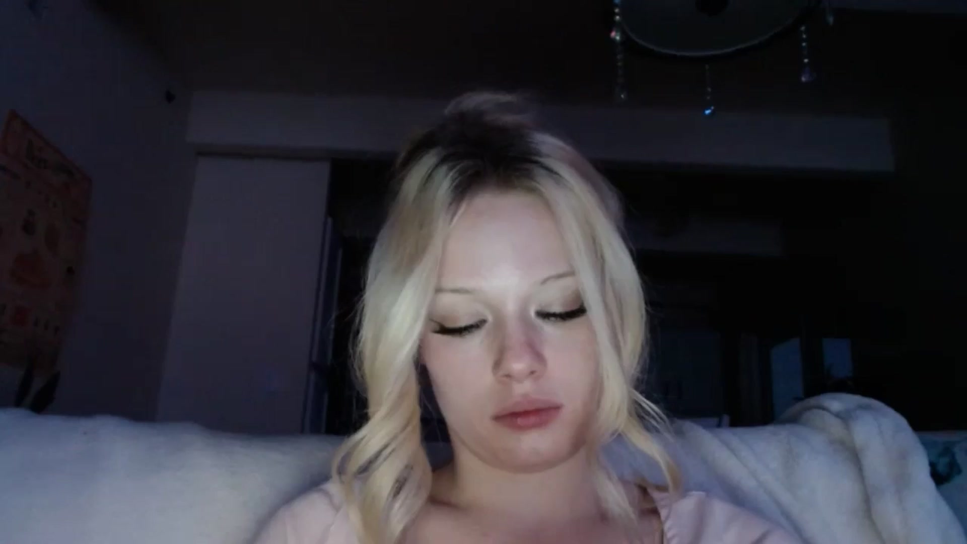 Gallery image thumbnail from thtoneblonde's myfreecams stream on, 12/29/2024, 14:01 image 13 of 20