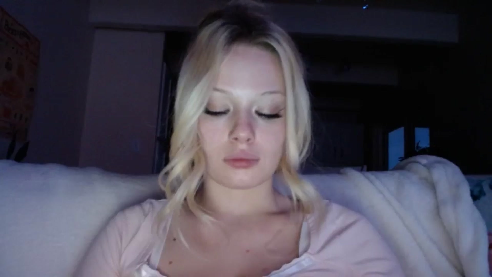 Gallery image thumbnail from thtoneblonde's myfreecams stream on, 12/29/2024, 14:01 image 15 of 20