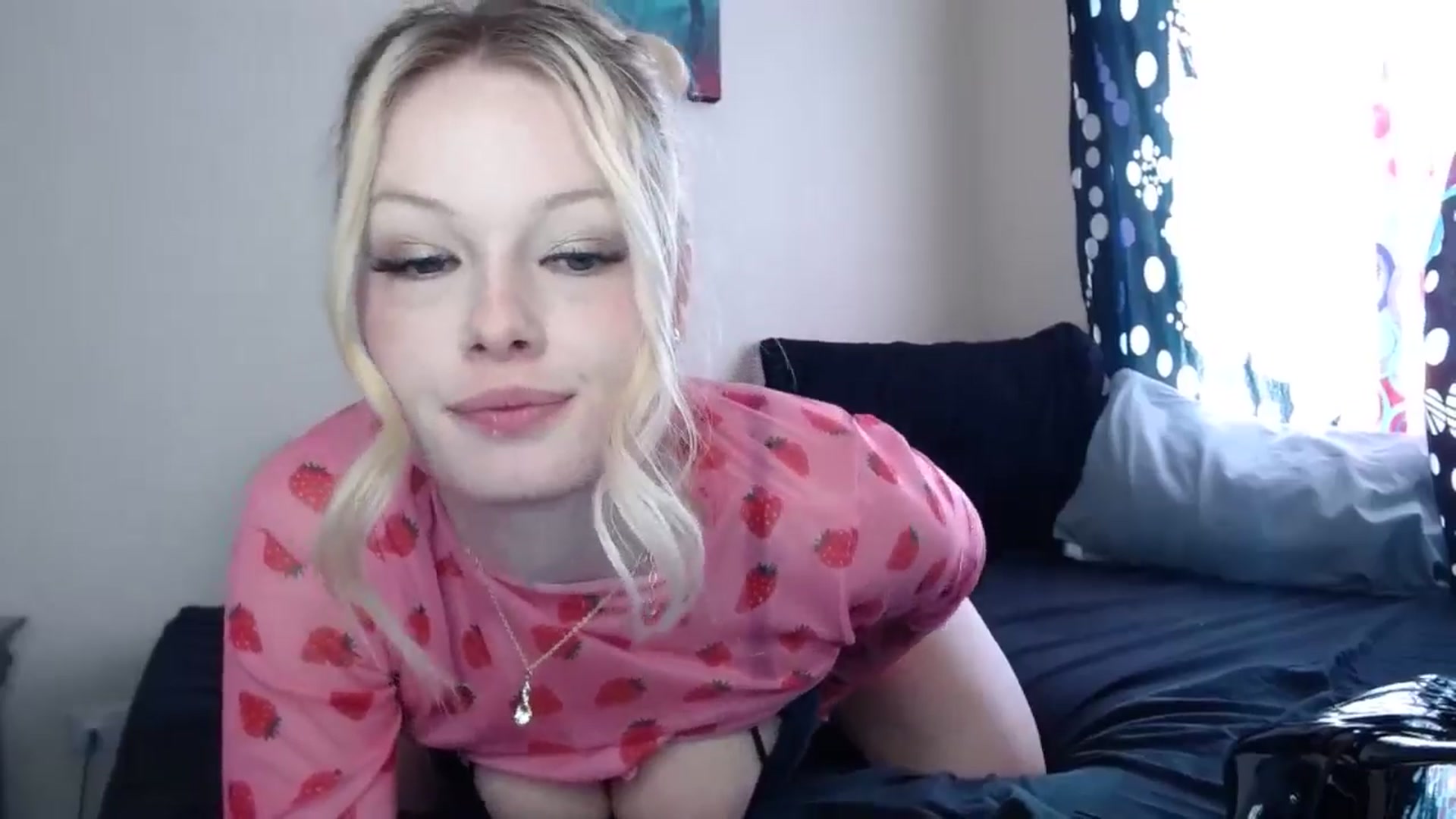 Gallery image thumbnail from thtoneblonde's myfreecams stream on, 01/01/2025, 16:41 image 16 of 20