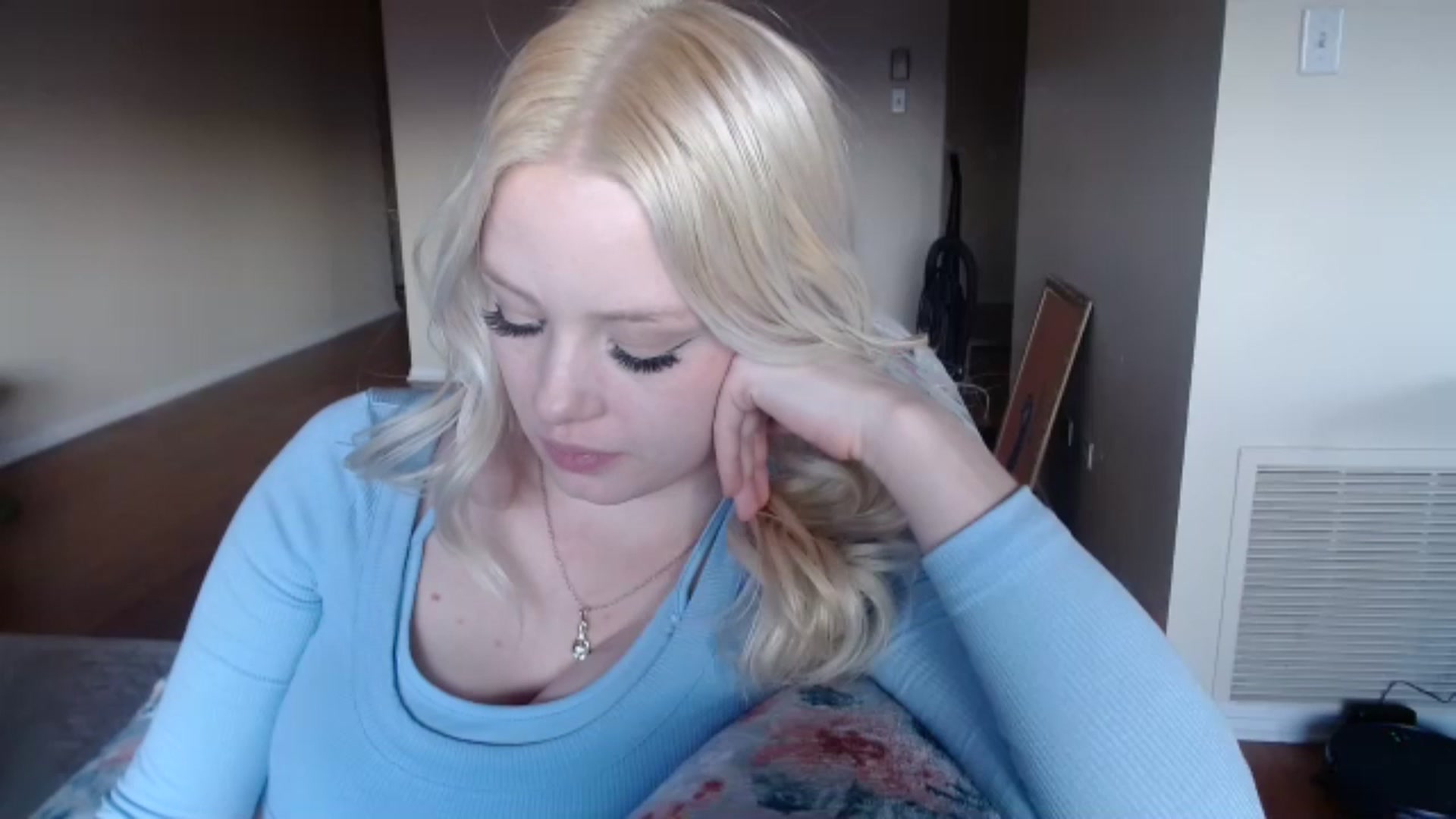 Gallery image thumbnail from thtoneblonde's myfreecams stream on, 01/20/2025, 24:12 image 10 of 20