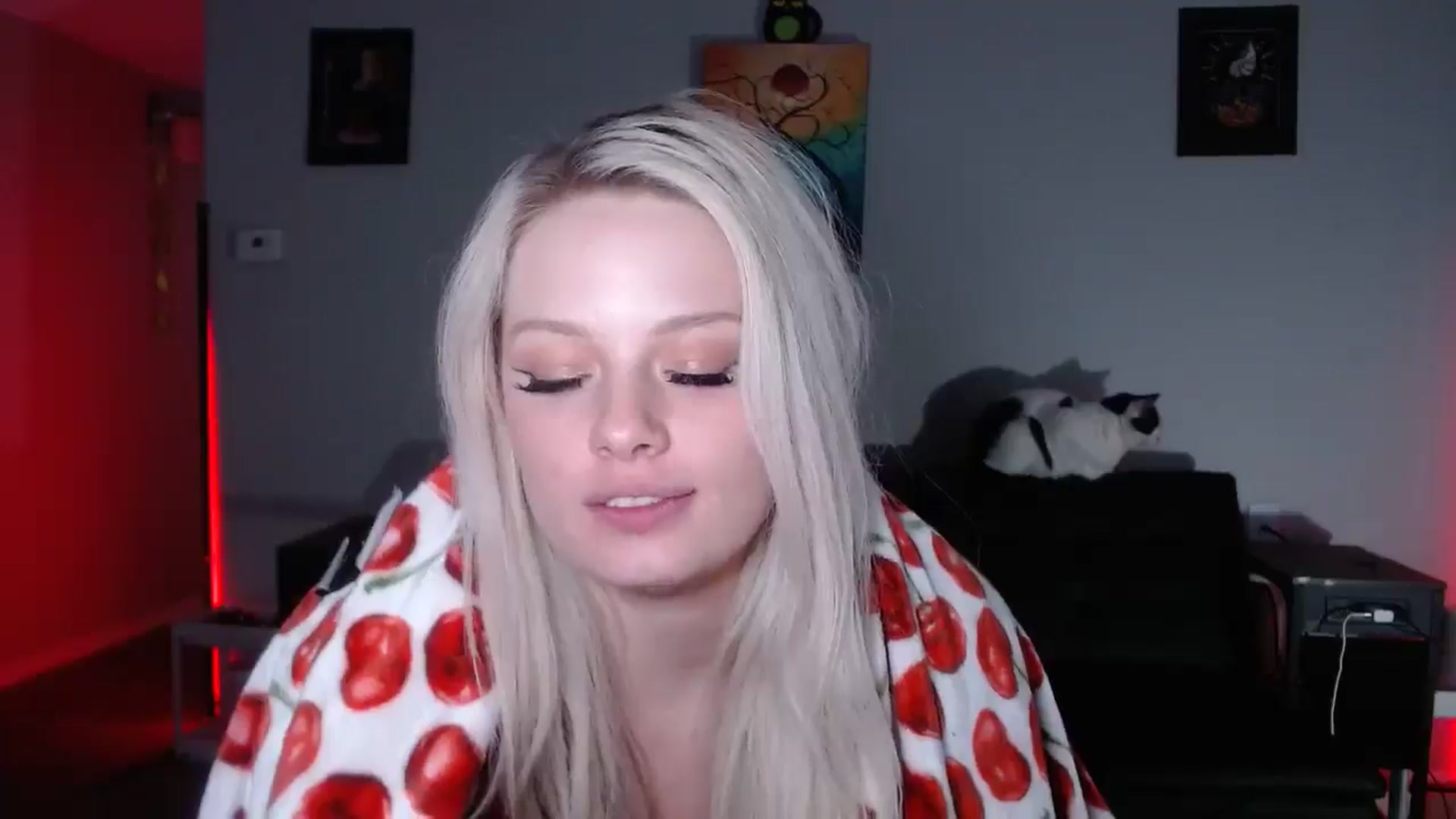 Gallery image thumbnail from thtoneblonde's myfreecams stream on, 11/30/2025, 10:49 image 10 of 20