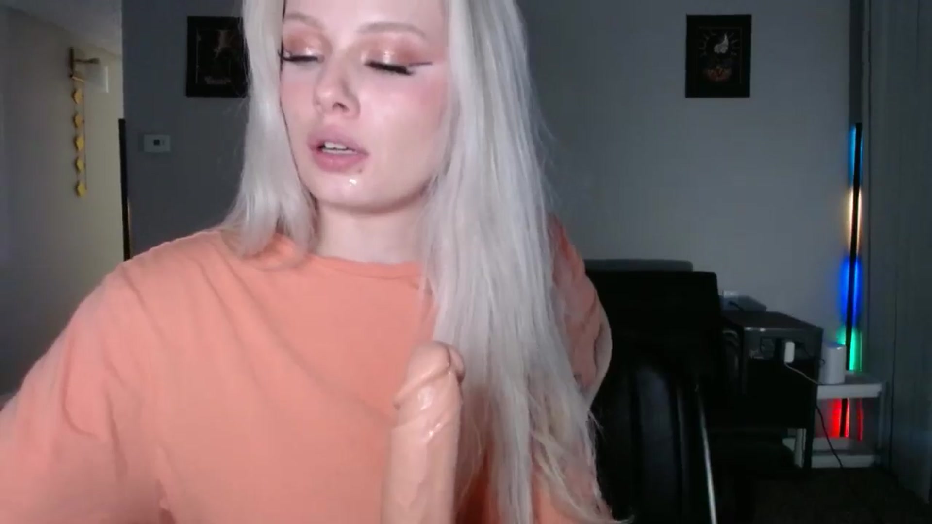 Gallery image thumbnail from thtoneblonde's myfreecams stream on, 12/04/2025, 10:26 image 10 of 20