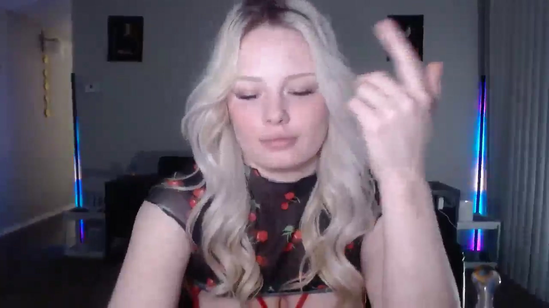 Gallery image thumbnail from thtoneblonde's myfreecams stream on, 12/18/2025, 14:13 image 5 of 20