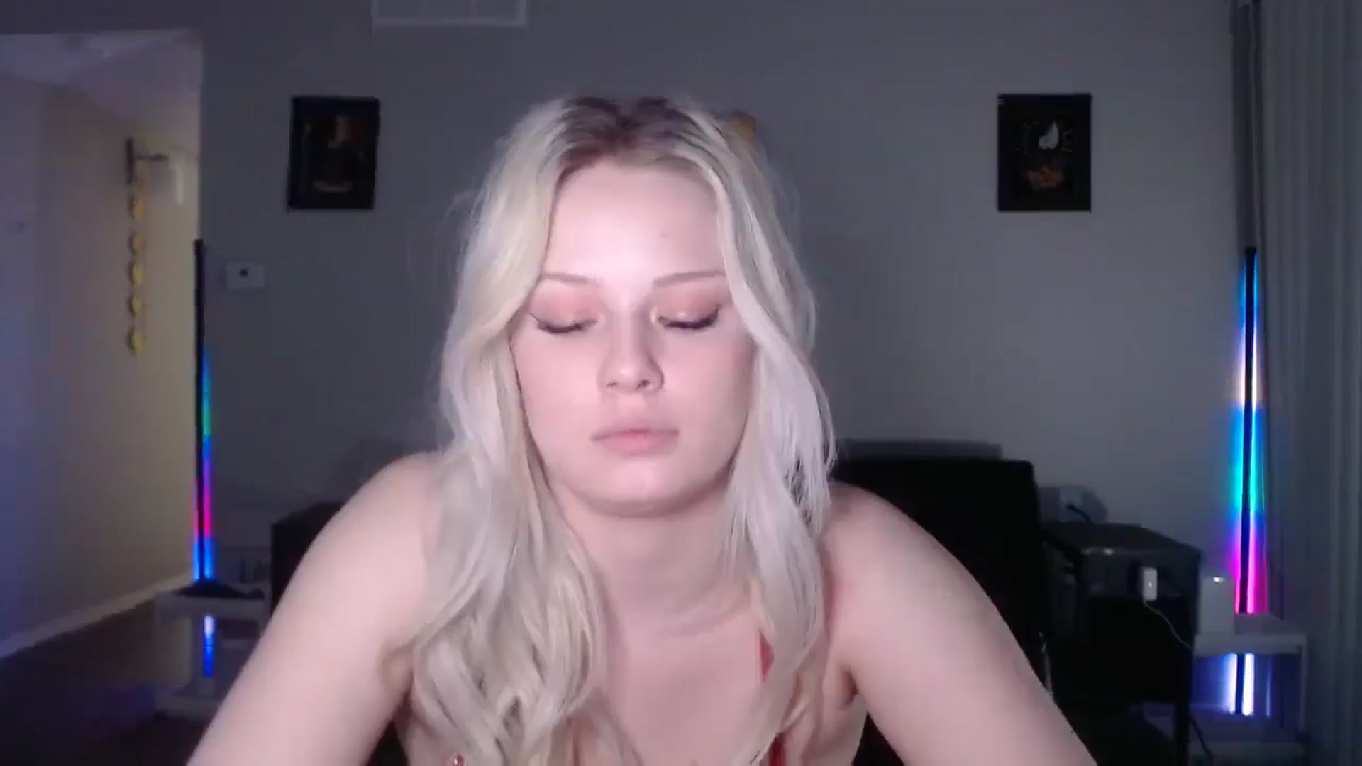 Gallery image thumbnail from thtoneblonde's myfreecams stream on, 12/22/2025, 14:12 image 17 of 20