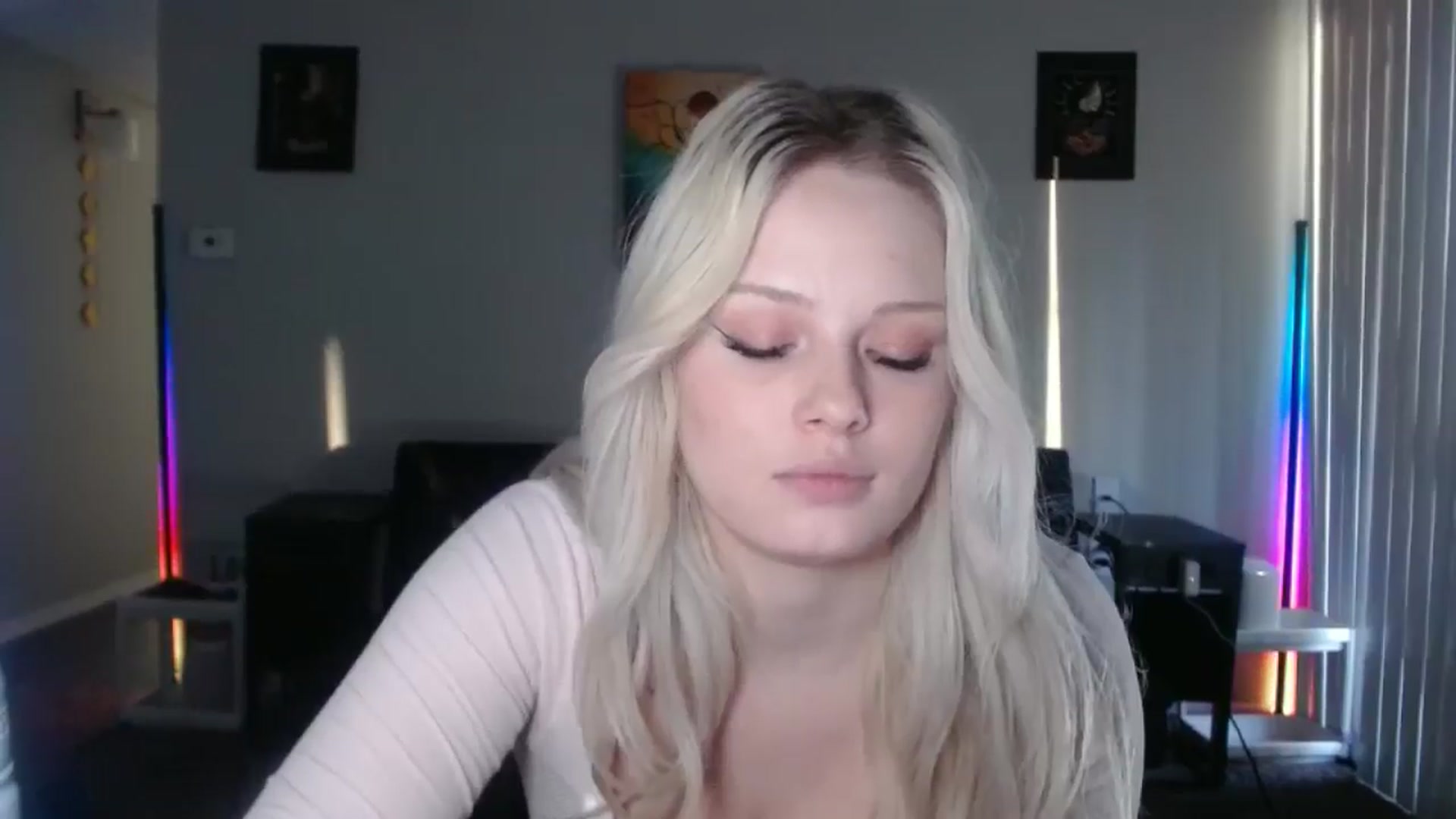 Gallery image thumbnail from thtoneblonde's myfreecams stream on, 12/22/2025, 15:01 image 15 of 20