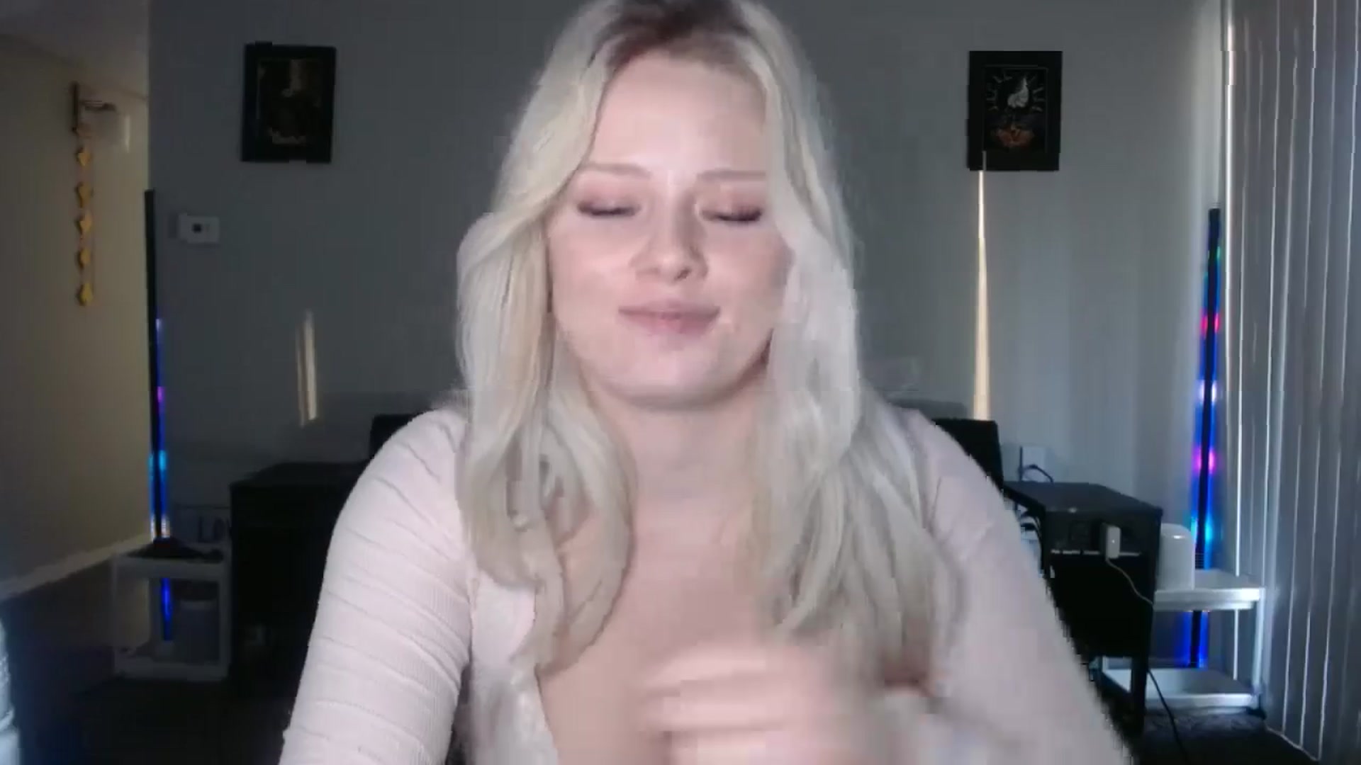 Gallery image thumbnail from thtoneblonde's myfreecams stream on, 12/22/2025, 15:01 image 14 of 20