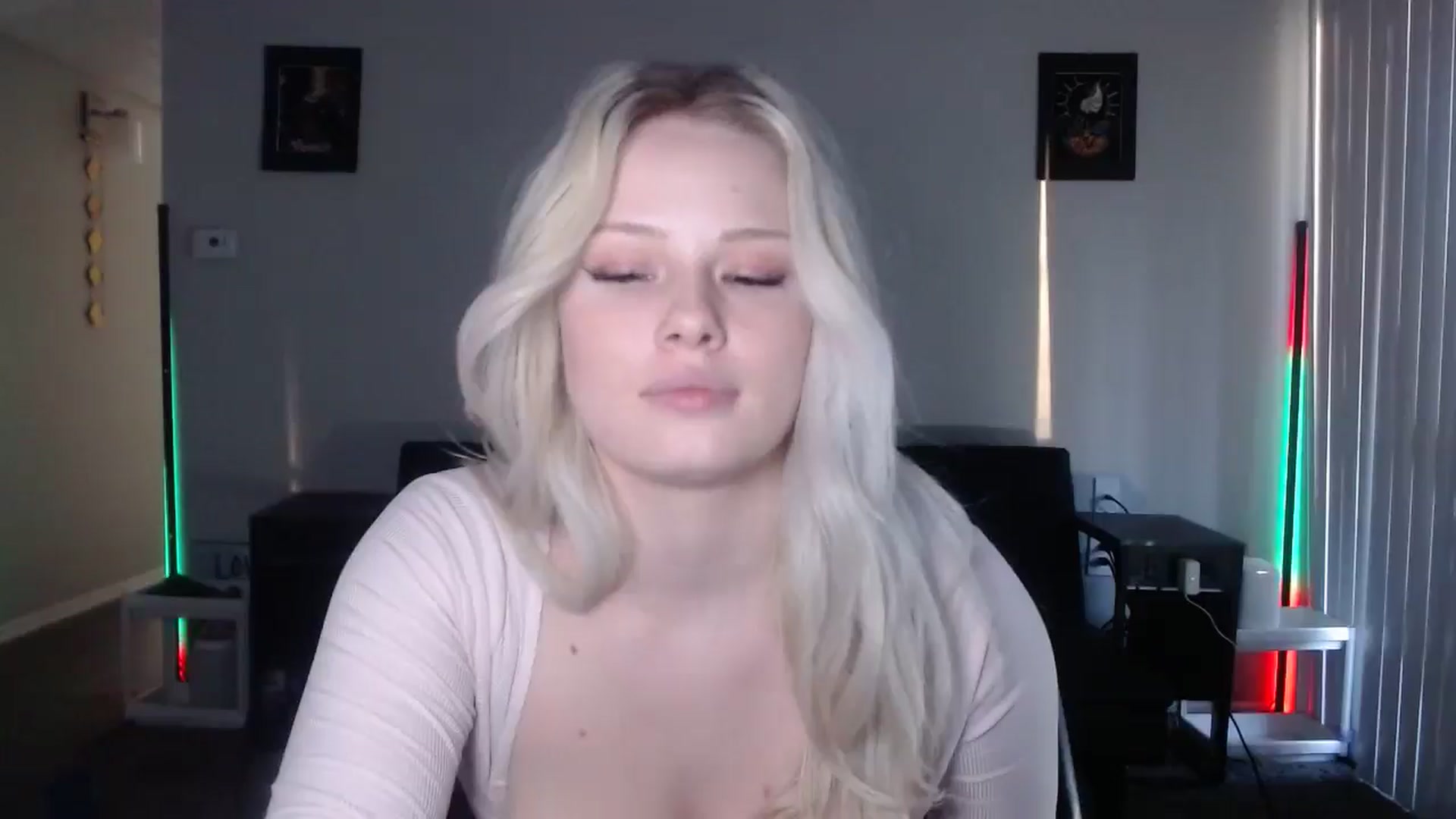 Gallery image thumbnail from thtoneblonde's myfreecams stream on, 12/22/2025, 15:01 image 10 of 20