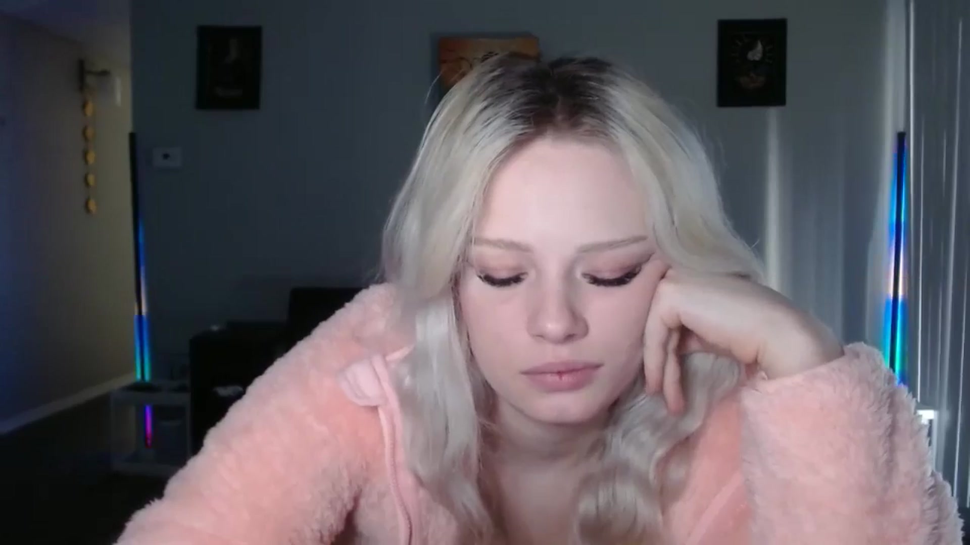 Gallery image thumbnail from thtoneblonde's myfreecams stream on, 12/25/2025, 16:16 image 15 of 20