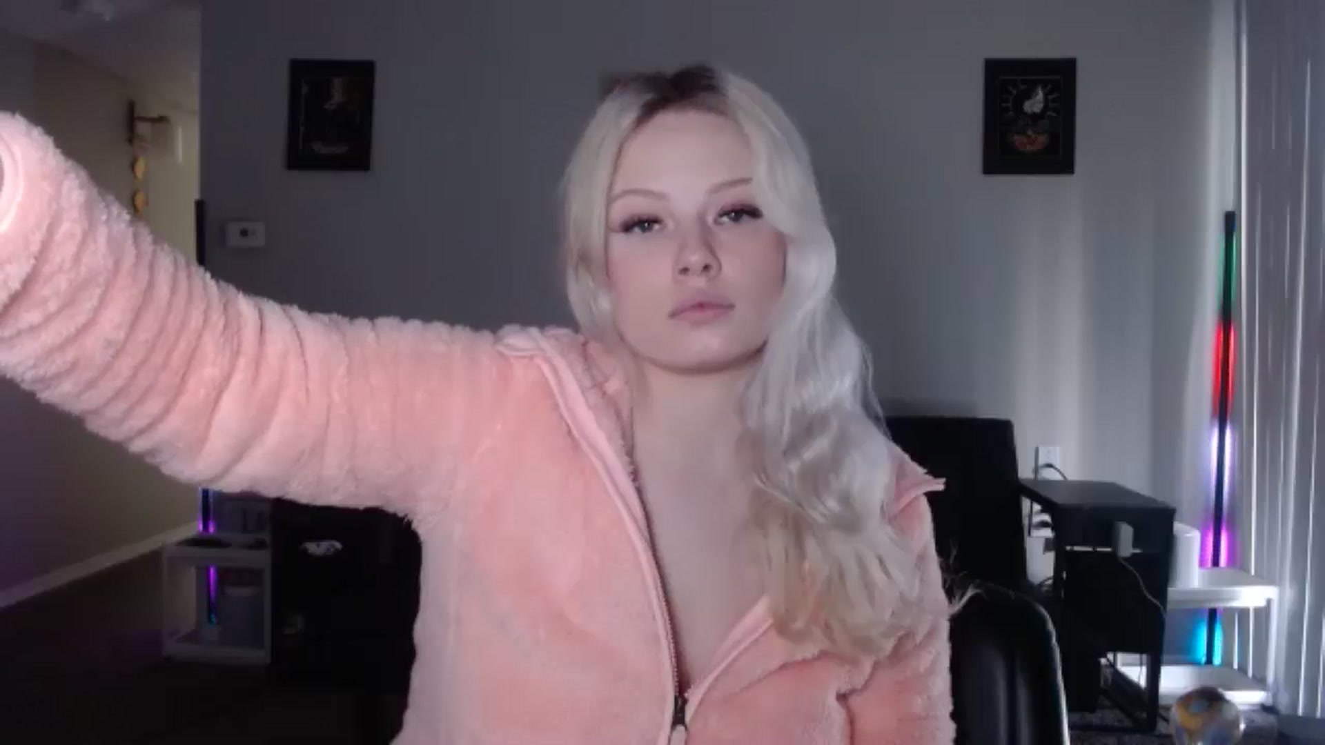 Gallery image thumbnail from thtoneblonde's myfreecams stream on, 12/25/2025, 16:16 image 11 of 20