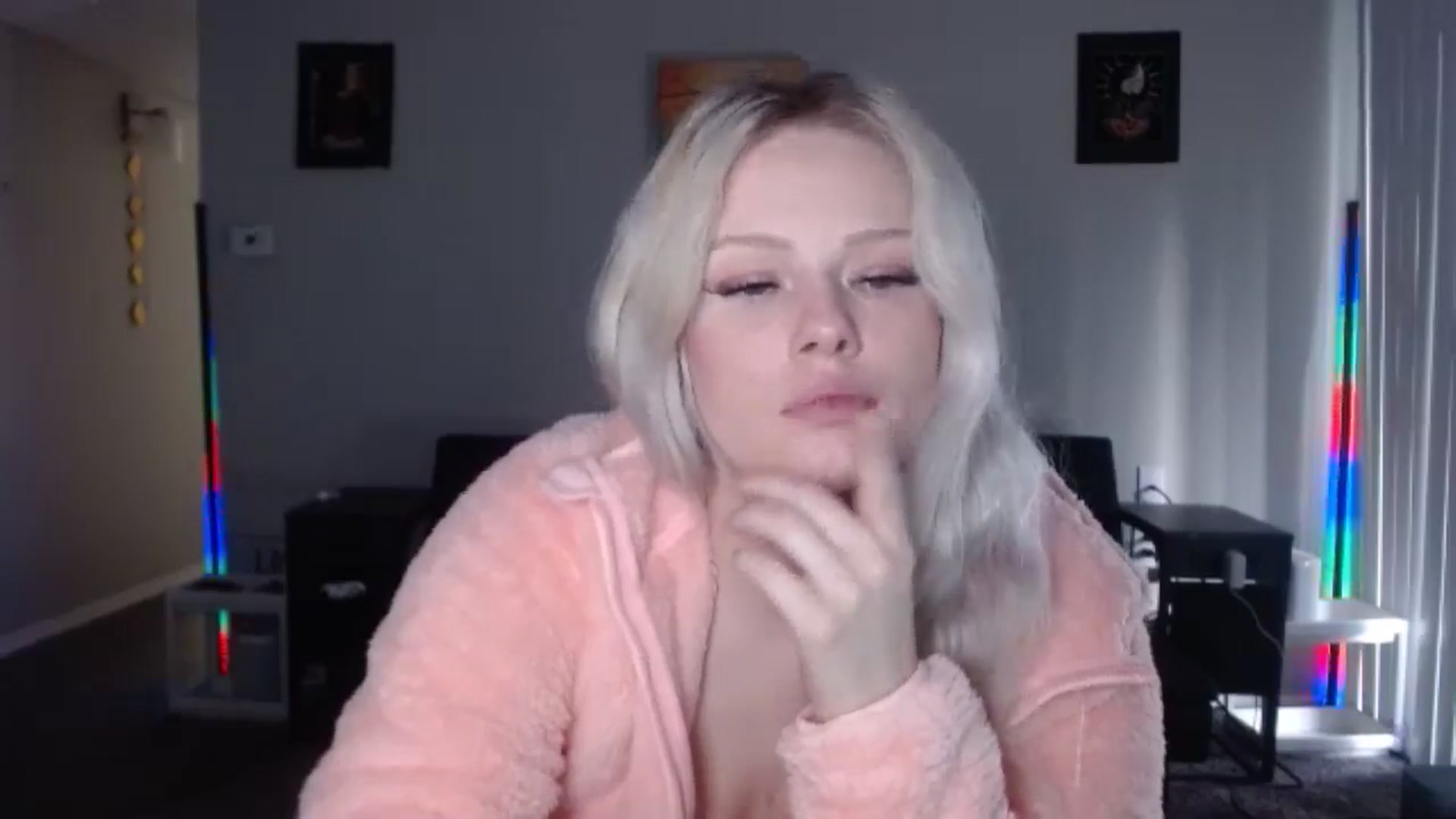 Gallery image thumbnail from thtoneblonde's myfreecams stream on, 12/25/2025, 16:16 image 17 of 20