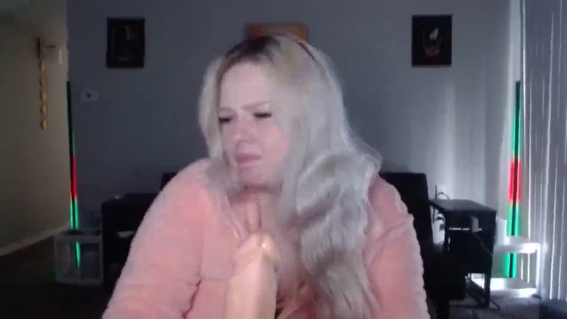 Gallery image thumbnail from thtoneblonde's myfreecams stream on, 12/25/2025, 16:16 image 18 of 20