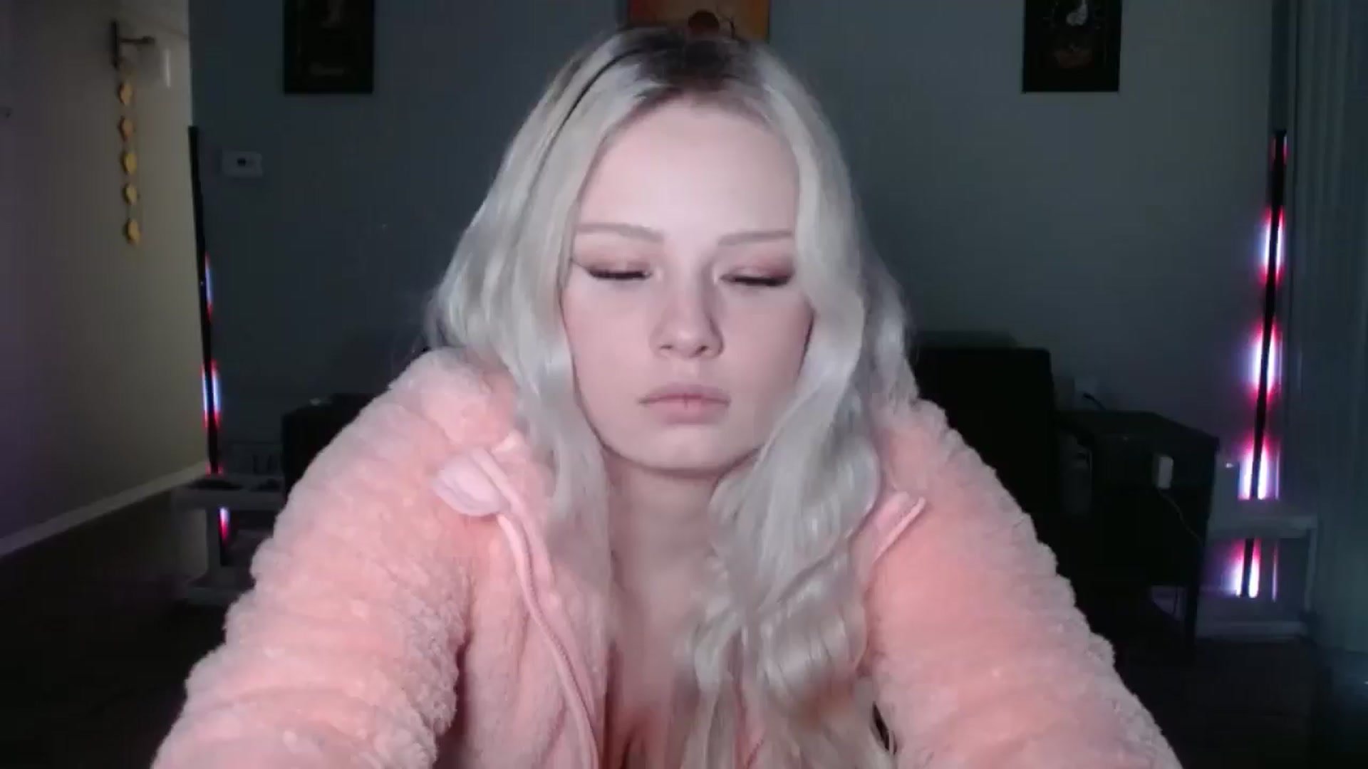 Gallery image thumbnail from thtoneblonde's myfreecams stream on, 12/25/2025, 16:16 image 1 of 20