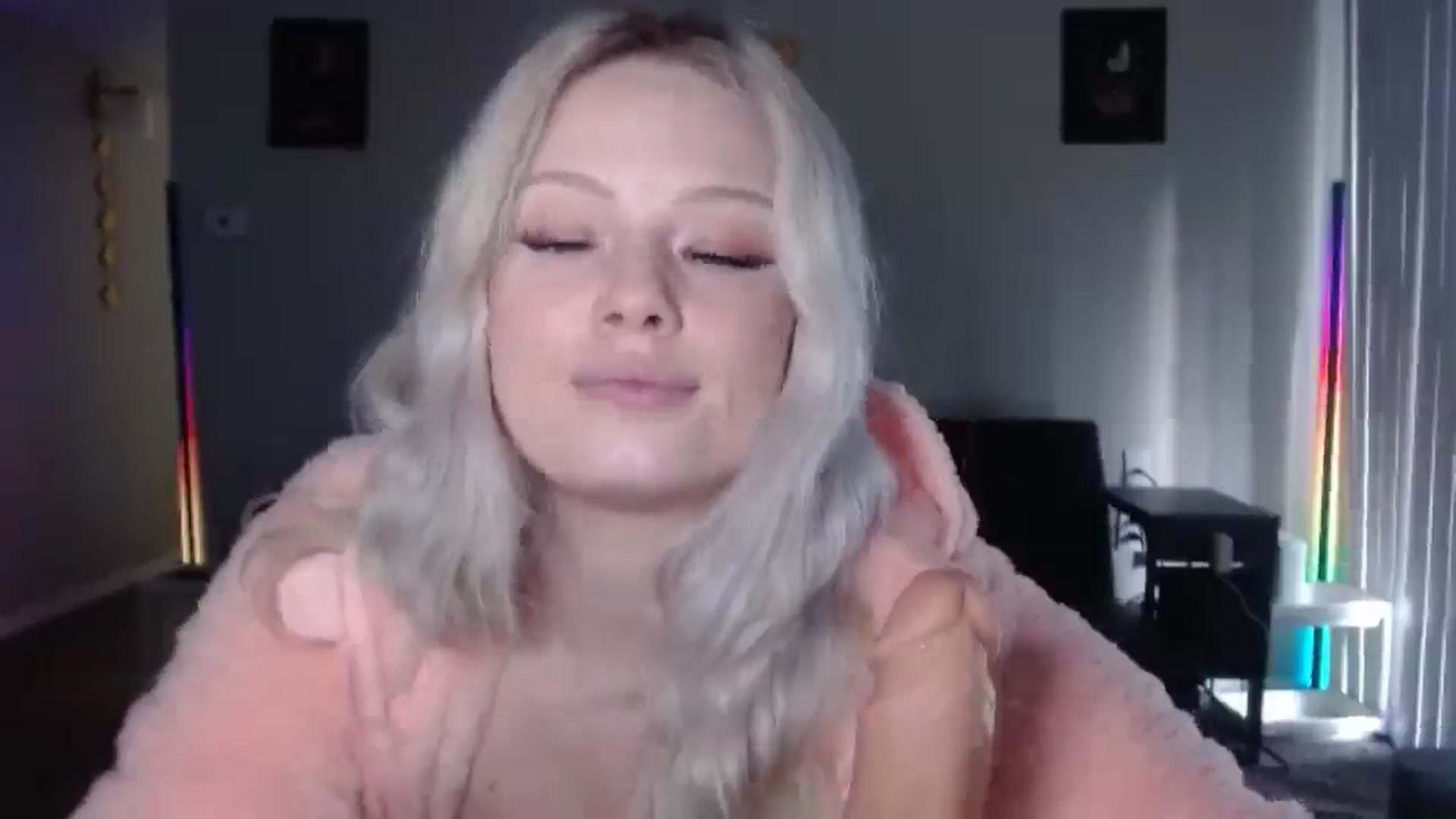 Gallery image thumbnail from thtoneblonde's myfreecams stream on, 12/25/2025, 16:16 image 19 of 20