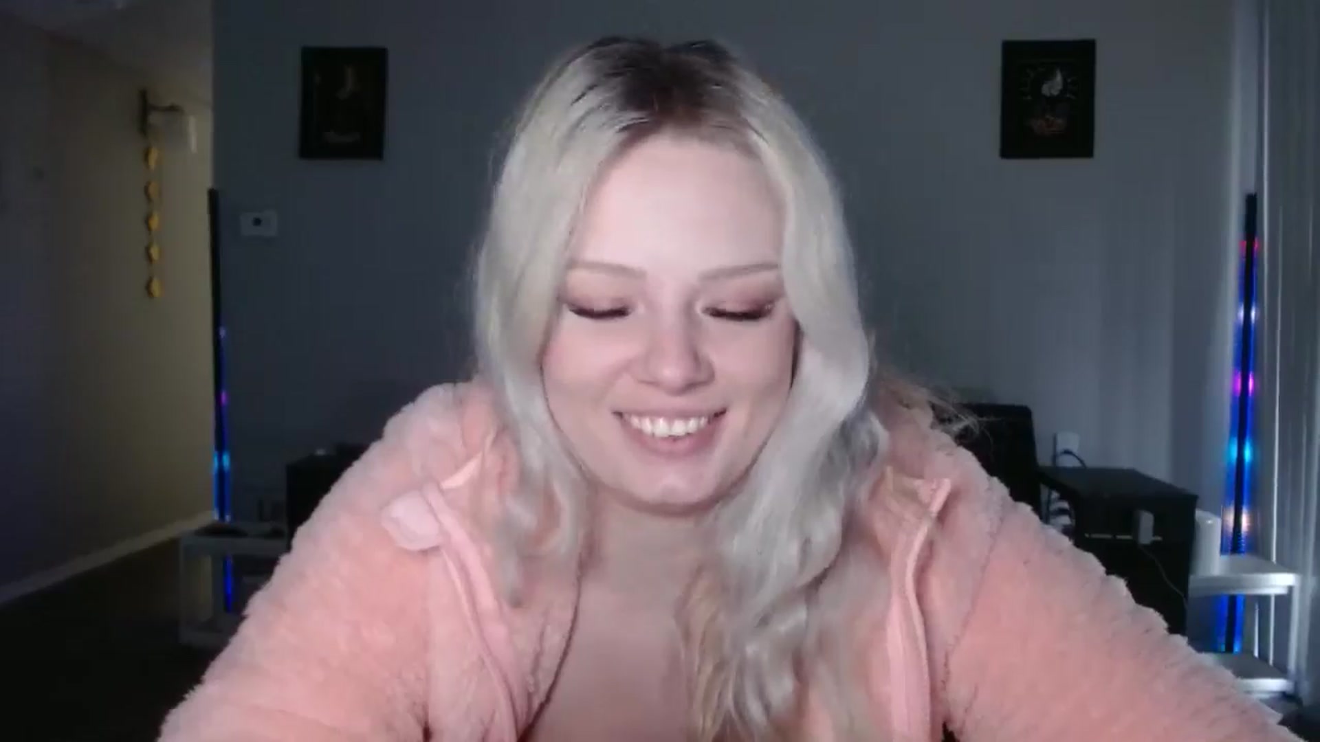 Gallery image thumbnail from thtoneblonde's myfreecams stream on, 12/25/2025, 16:16 image 9 of 20
