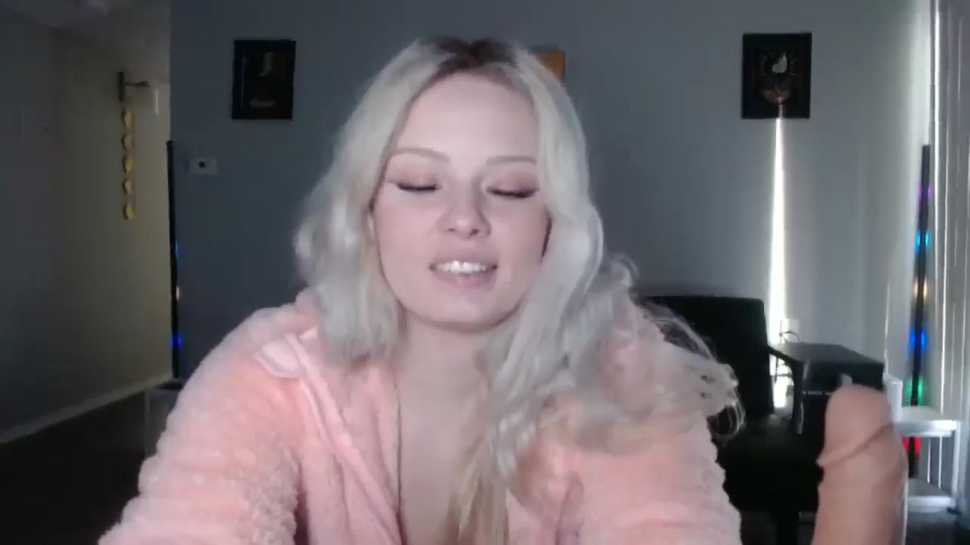 Gallery image thumbnail from thtoneblonde's myfreecams stream on, 12/25/2025, 16:16 image 12 of 20