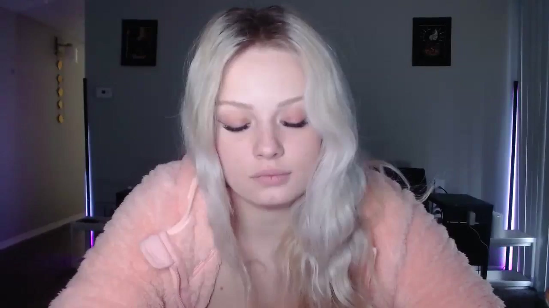 Gallery image thumbnail from thtoneblonde's myfreecams stream on, 12/25/2025, 16:16 image 8 of 20