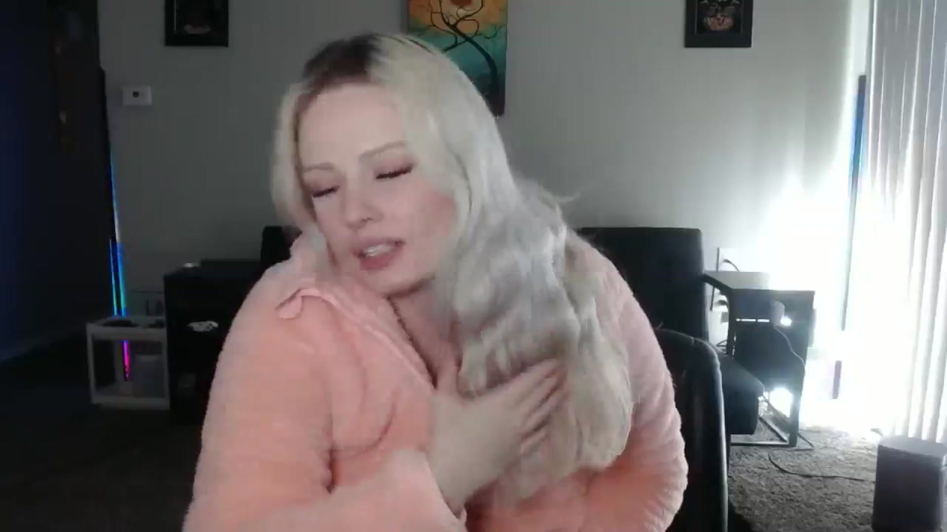 Gallery image thumbnail from thtoneblonde's myfreecams stream on, 12/25/2025, 17:27 image 18 of 20