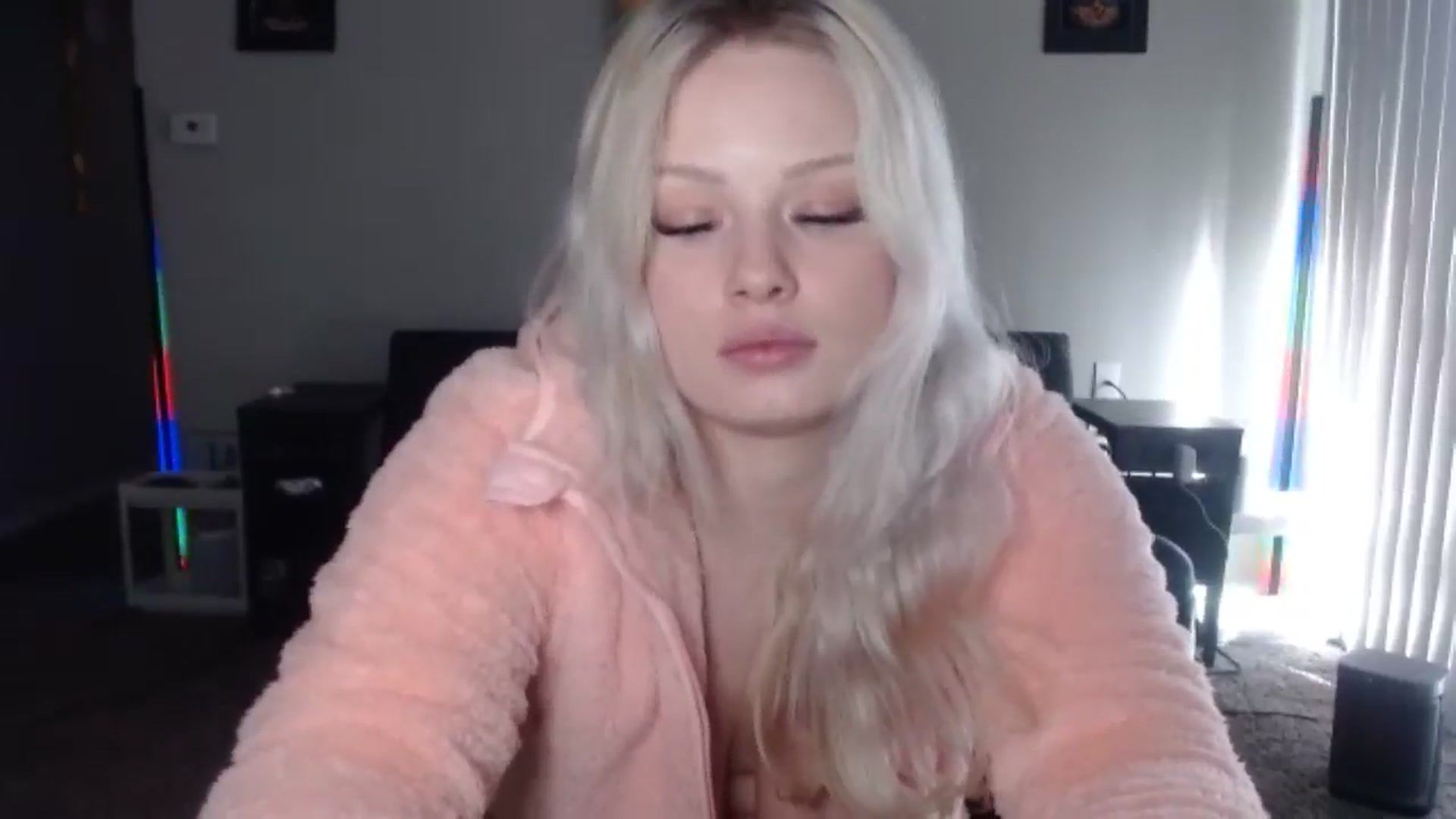 Gallery image thumbnail from thtoneblonde's myfreecams stream on, 12/25/2025, 17:27 image 15 of 20