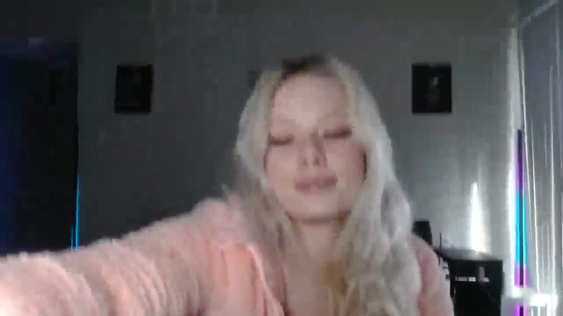 Gallery image thumbnail from thtoneblonde's myfreecams stream on, 12/25/2025, 17:27 image 10 of 20