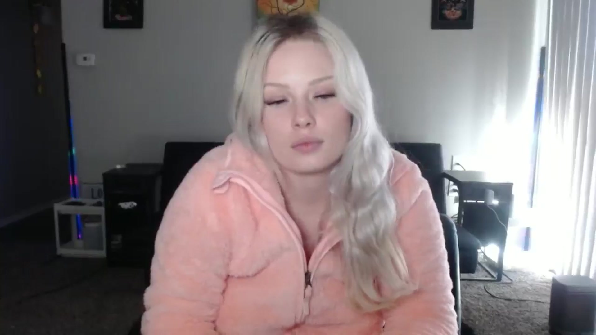 Gallery image thumbnail from thtoneblonde's myfreecams stream on, 12/25/2025, 17:27 image 19 of 20