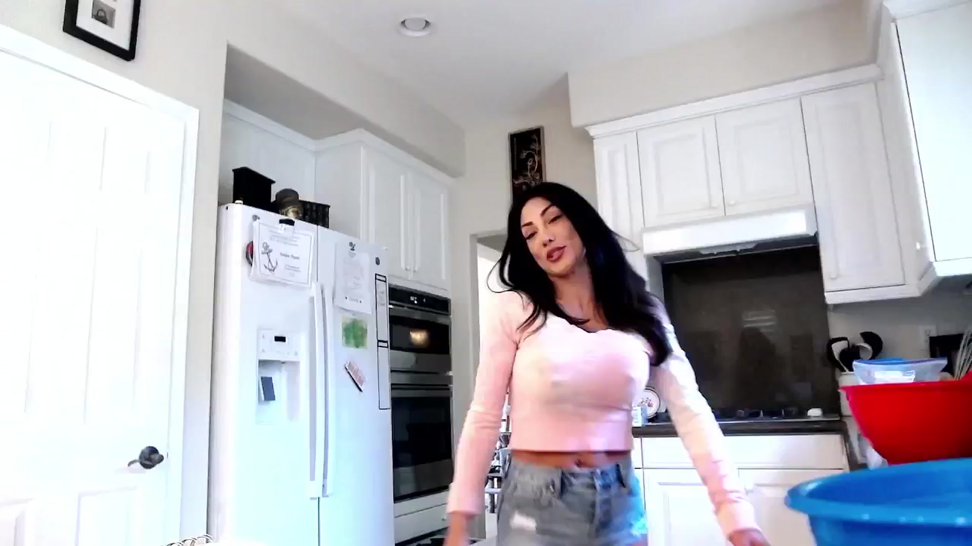 Gallery image thumbnail from tianad143's myfreecams stream on, 02/19/2025, 22:51 image 6 of 20