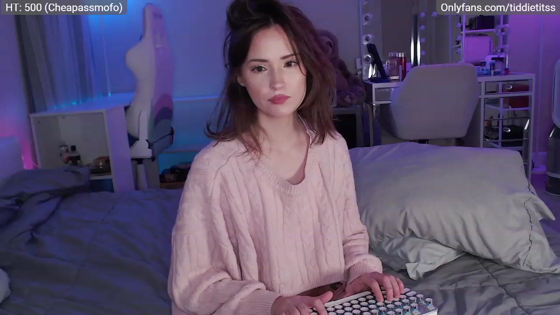 Gallery image thumbnail from tiddietitss's myfreecams stream on, 12/17/2022, 06:43 image 7 of 20