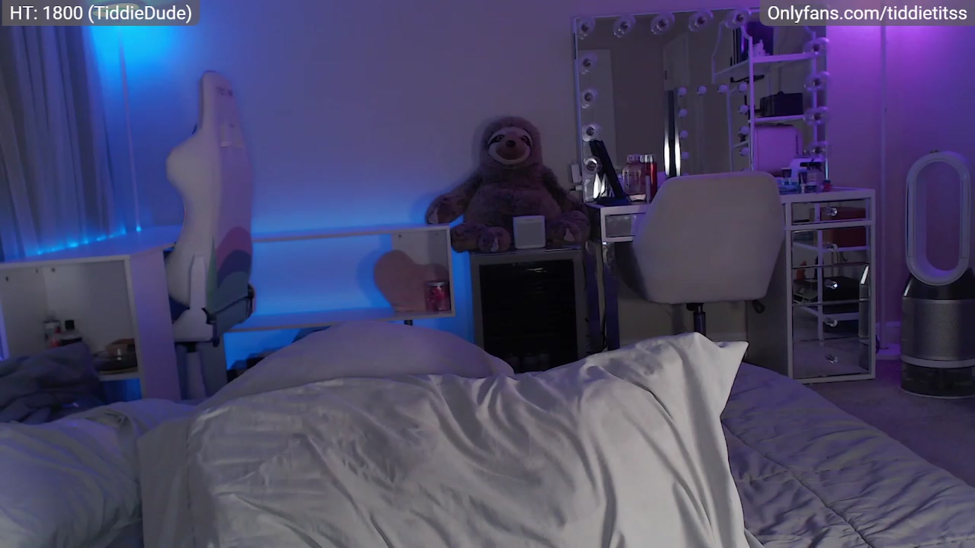 Gallery image thumbnail from tiddietitss's myfreecams stream on, 12/17/2022, 09:28 image 8 of 20