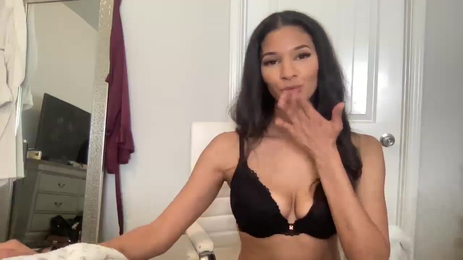 Gallery image thumbnail from torireigns1's myfreecams stream on, 05/26/2024, 19:18 image 8 of 20