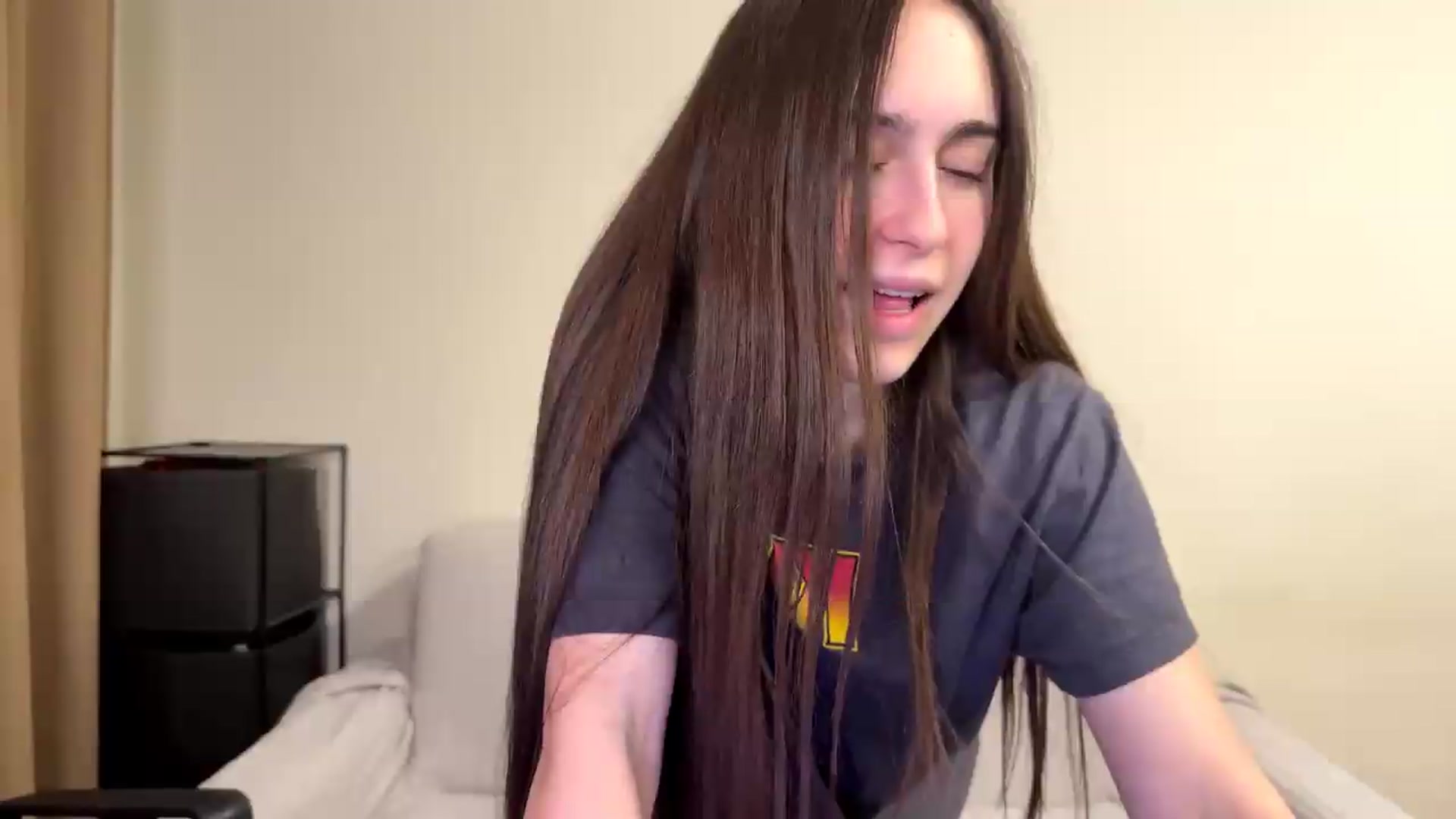 Gallery image thumbnail from ulohu's myfreecams stream on, 06/04/2026, 24:27 image 5 of 20