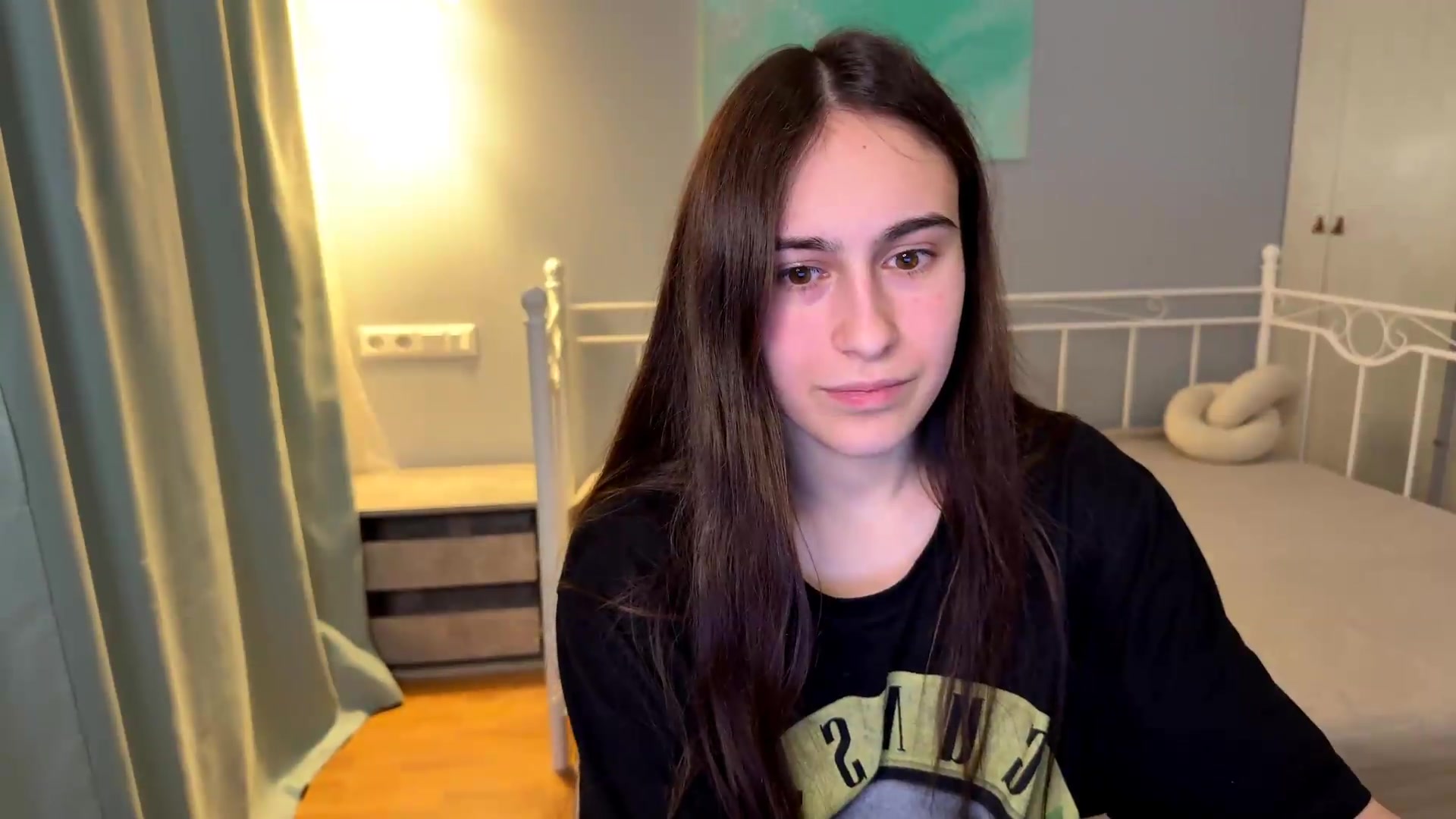 Gallery image thumbnail from ulohu's myfreecams stream on, 06/15/2026, 19:40 image 11 of 20