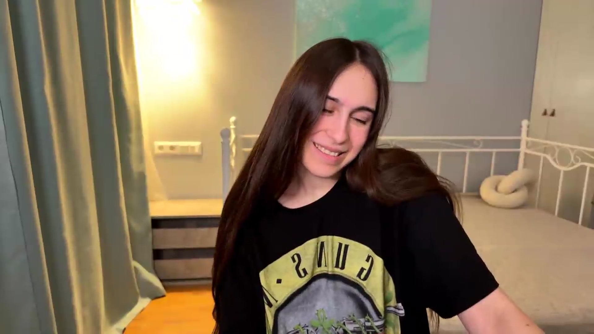 Gallery image thumbnail from ulohu's myfreecams stream on, 06/15/2026, 21:31 image 15 of 20