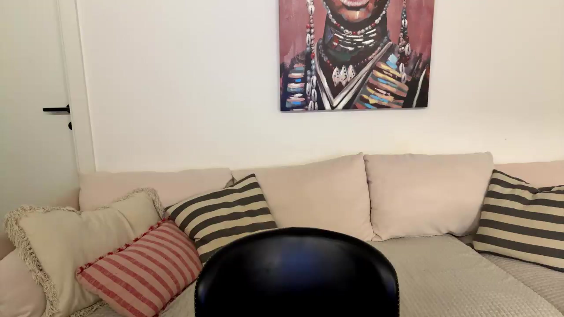 Gallery image thumbnail from ulohu's myfreecams stream on, 08/05/2026, 22:17 image 6 of 20