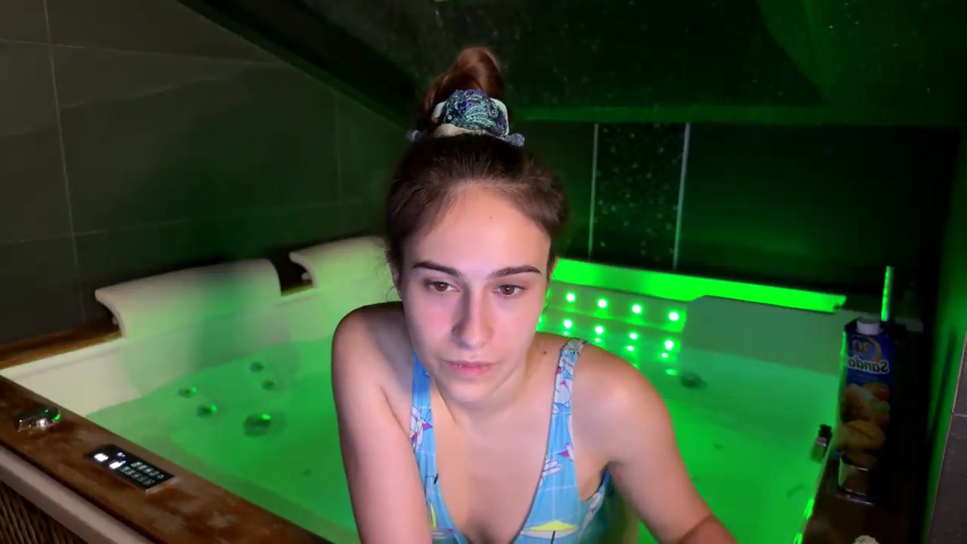 Gallery image thumbnail from ulohu's myfreecams stream on, 09/17/2026, 23:14 image 20 of 20