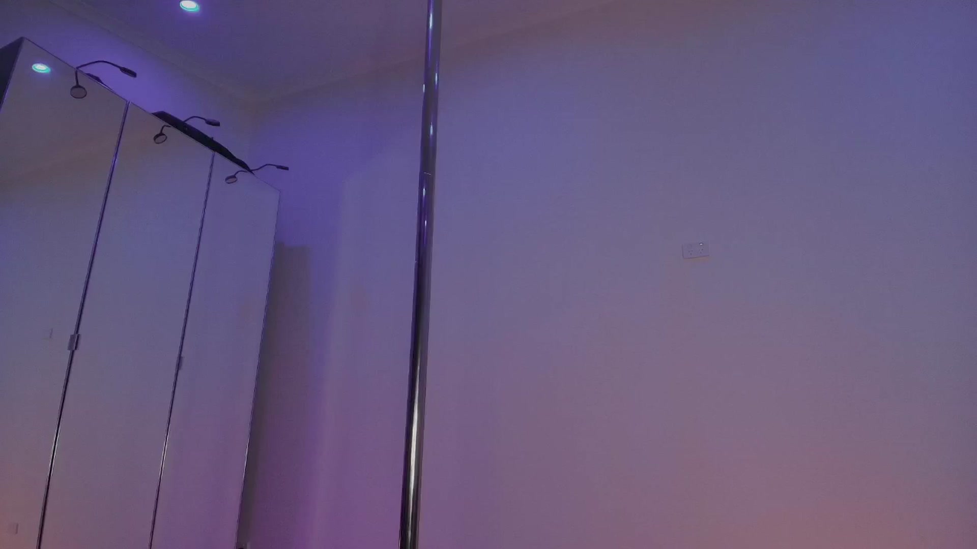 Gallery image thumbnail from unnerving's myfreecams stream on, 10/13/2025, 24:03 image 6 of 20