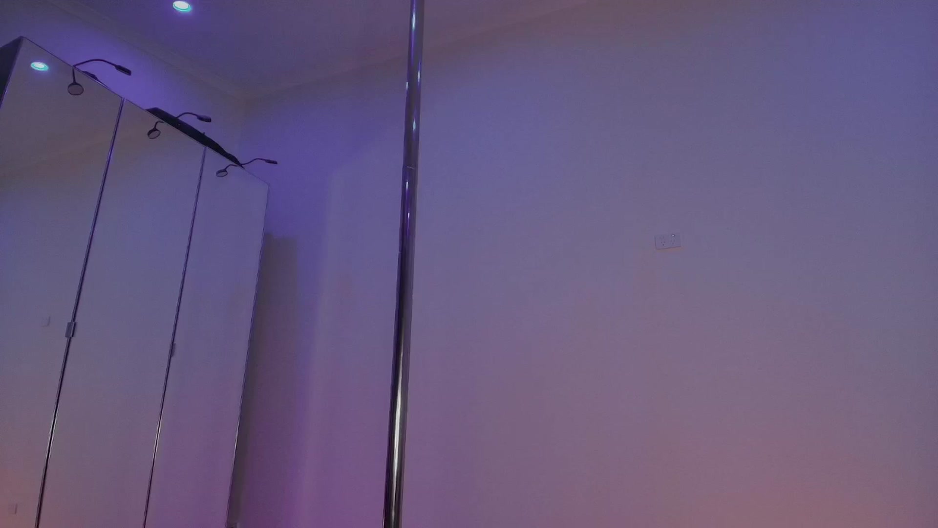 Gallery image thumbnail from unnerving's myfreecams stream on, 10/13/2025, 24:03 image 7 of 20