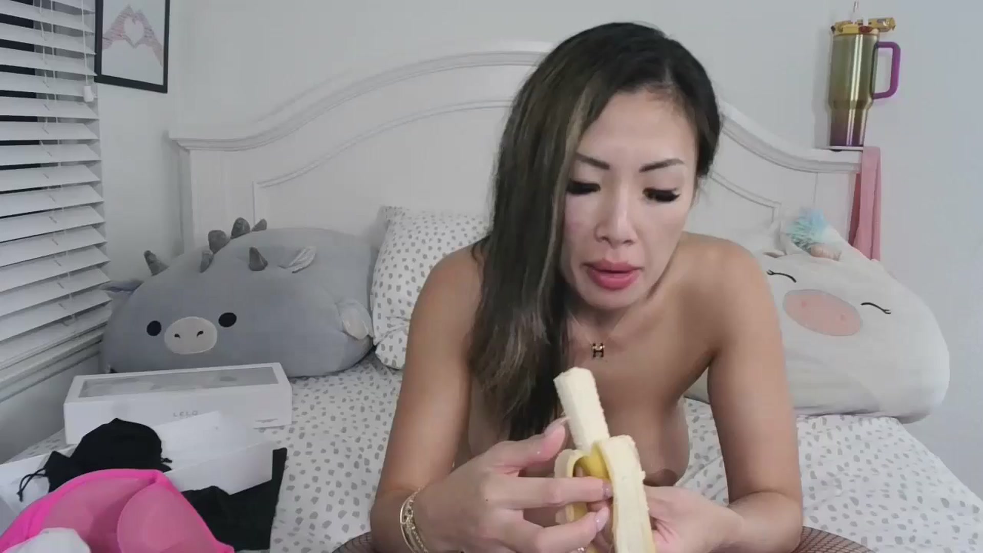 Gallery image thumbnail from urSEOULmate's myfreecams stream on, 09/25/2024, 15:16 image 8 of 20
