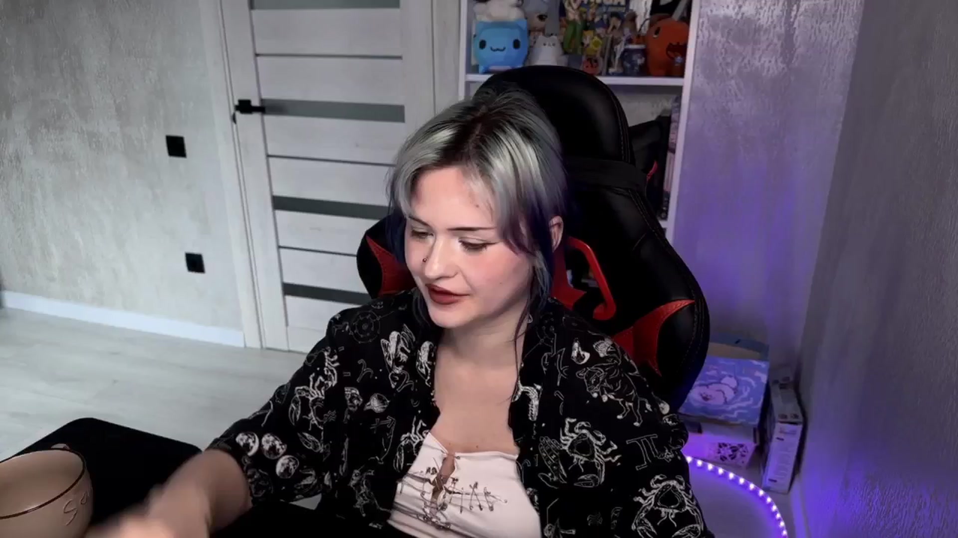 Gallery image thumbnail from v_chpek's myfreecams stream on, 03/31/2025, 07:39 image 15 of 20