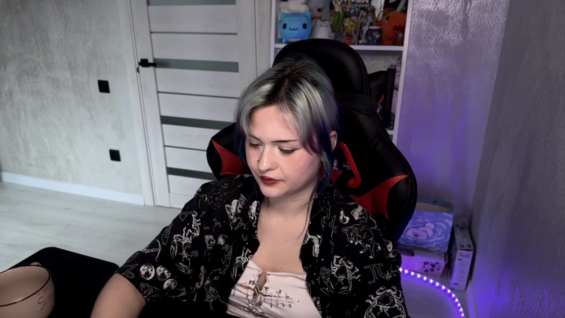 Gallery image thumbnail from v_chpek's myfreecams stream on, 03/31/2025, 07:39 image 17 of 20