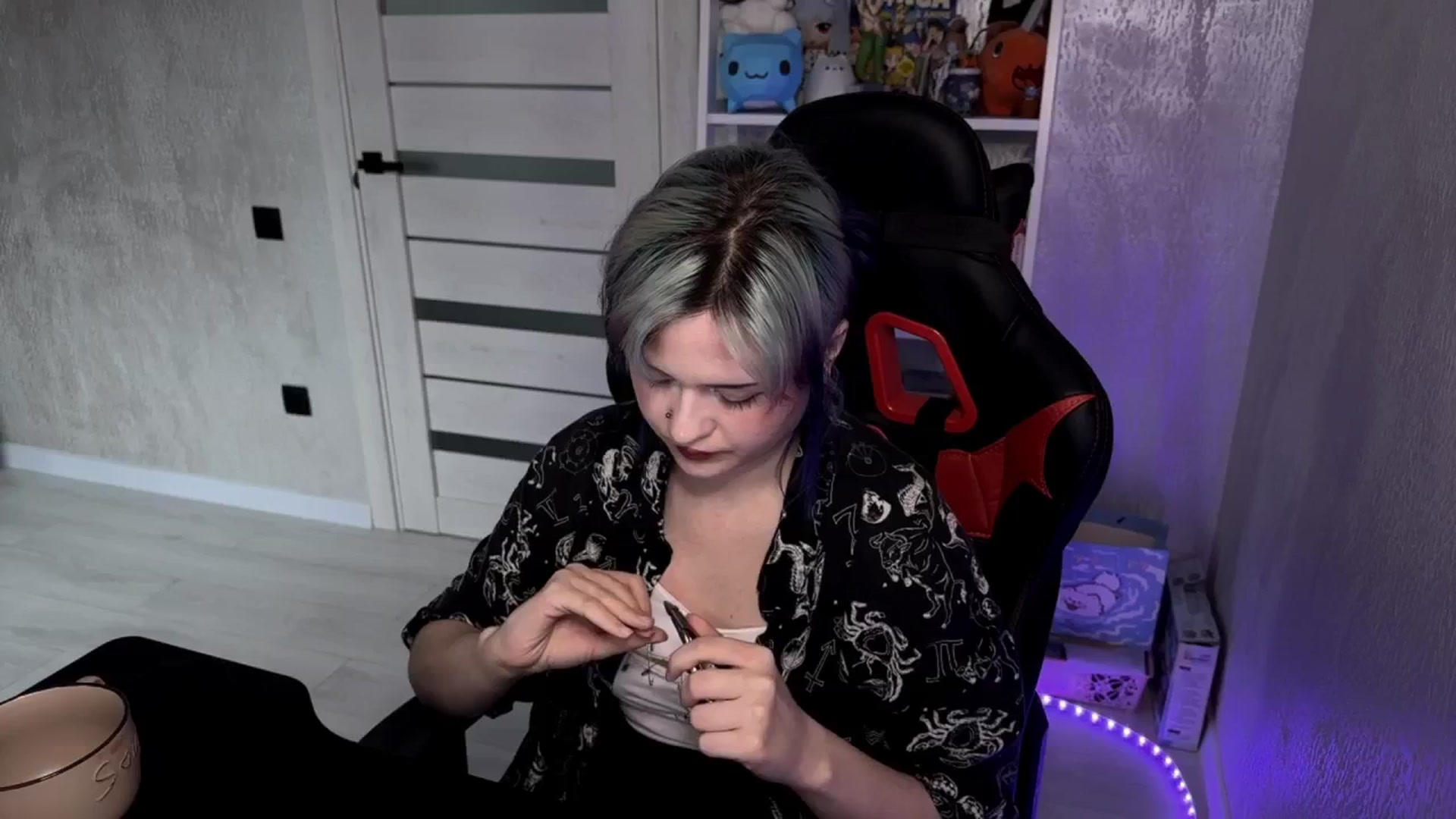 Gallery image thumbnail from v_chpek's myfreecams stream on, 03/31/2025, 07:39 image 9 of 20