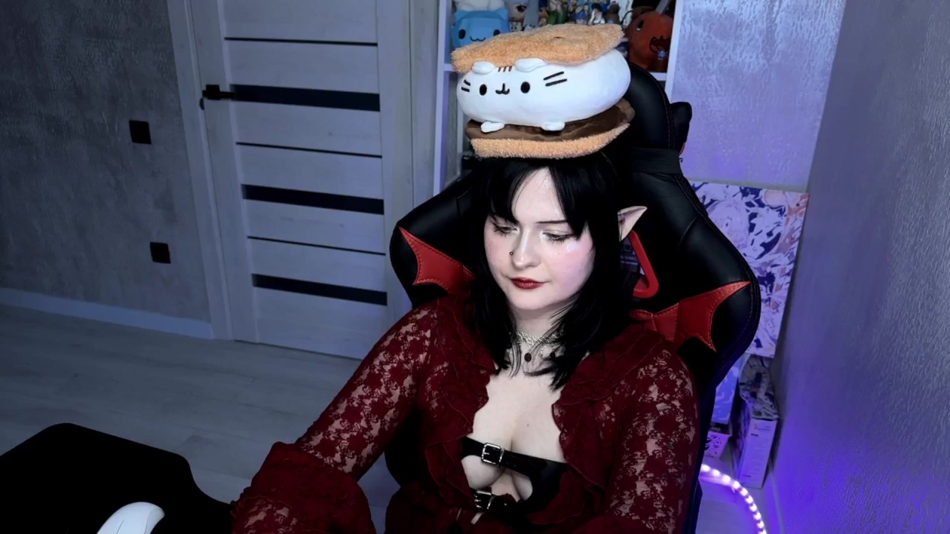 Gallery image thumbnail from v_chpek's myfreecams stream on, 04/05/2025, 18:11 image 13 of 20