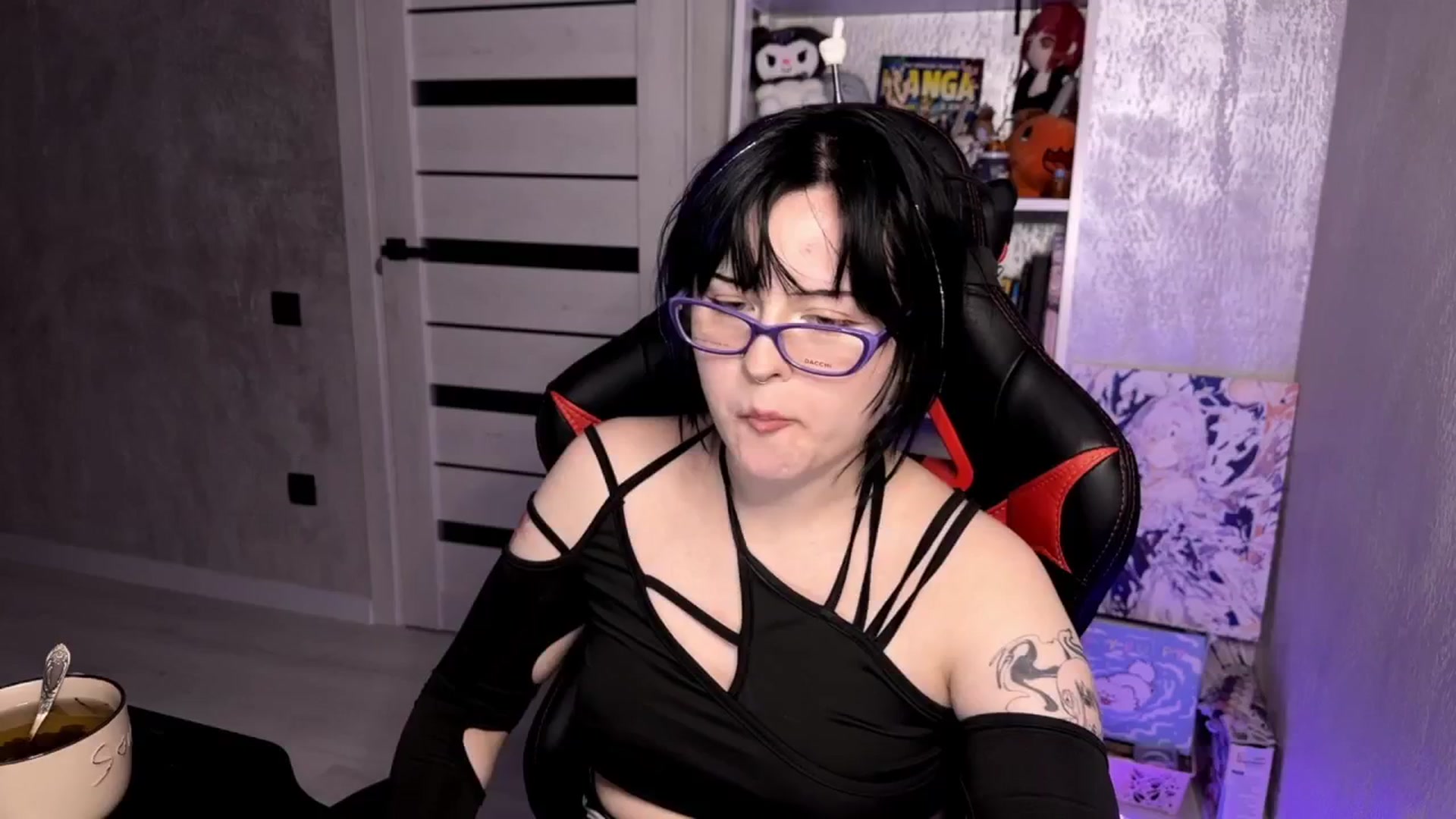 Gallery image thumbnail from v_chpek's myfreecams stream on, 04/17/2025, 20:10 image 3 of 20