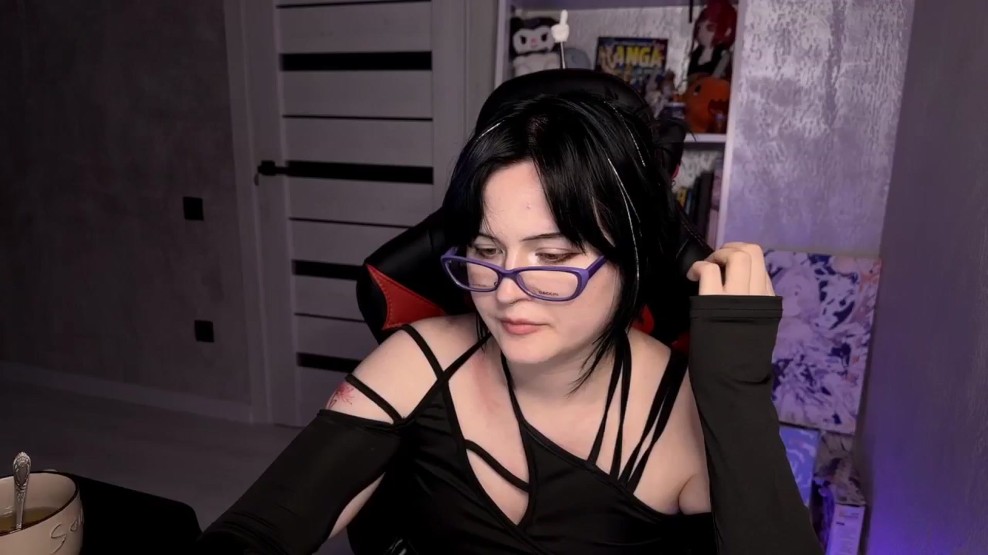 Gallery image thumbnail from v_chpek's myfreecams stream on, 04/17/2025, 20:10 image 6 of 20