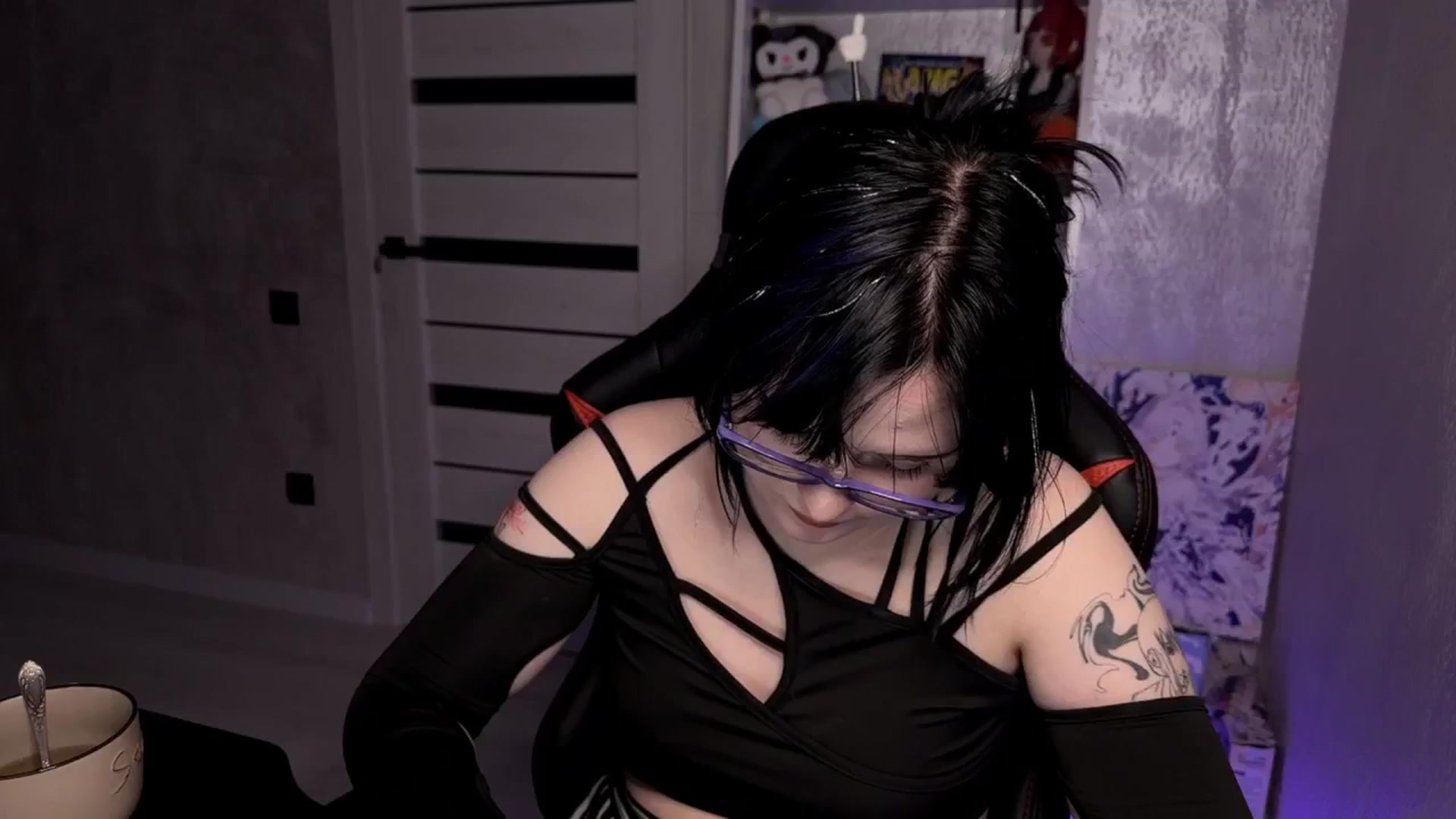 Gallery image thumbnail from v_chpek's myfreecams stream on, 04/17/2025, 20:10 image 7 of 20