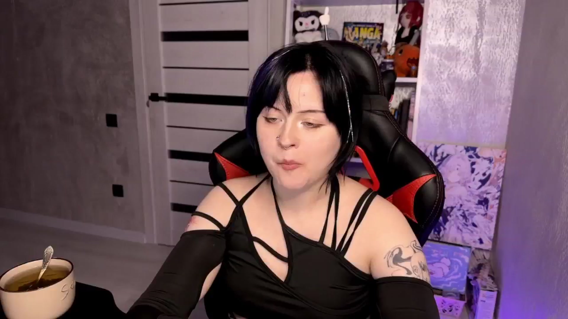 Gallery image thumbnail from v_chpek's myfreecams stream on, 04/17/2025, 20:10 image 2 of 20