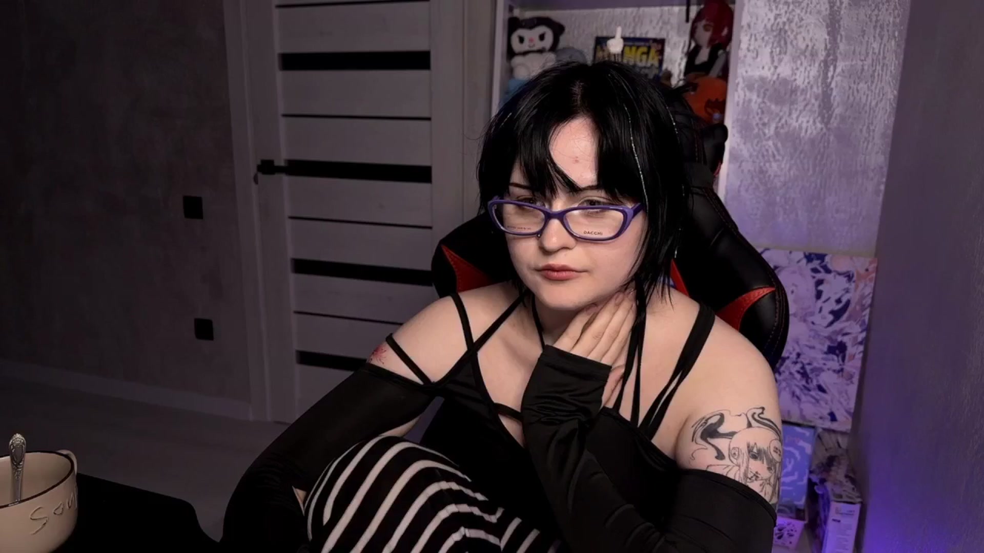 Gallery image thumbnail from v_chpek's myfreecams stream on, 04/17/2025, 20:10 image 19 of 20