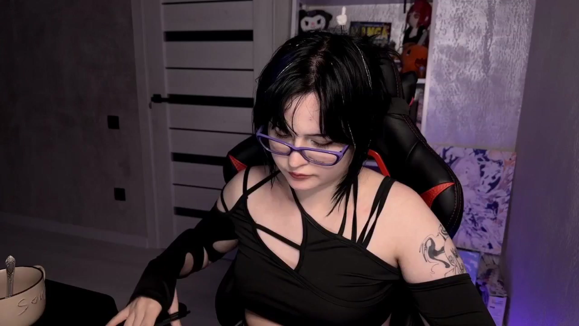 Gallery image thumbnail from v_chpek's myfreecams stream on, 04/17/2025, 20:10 image 13 of 20