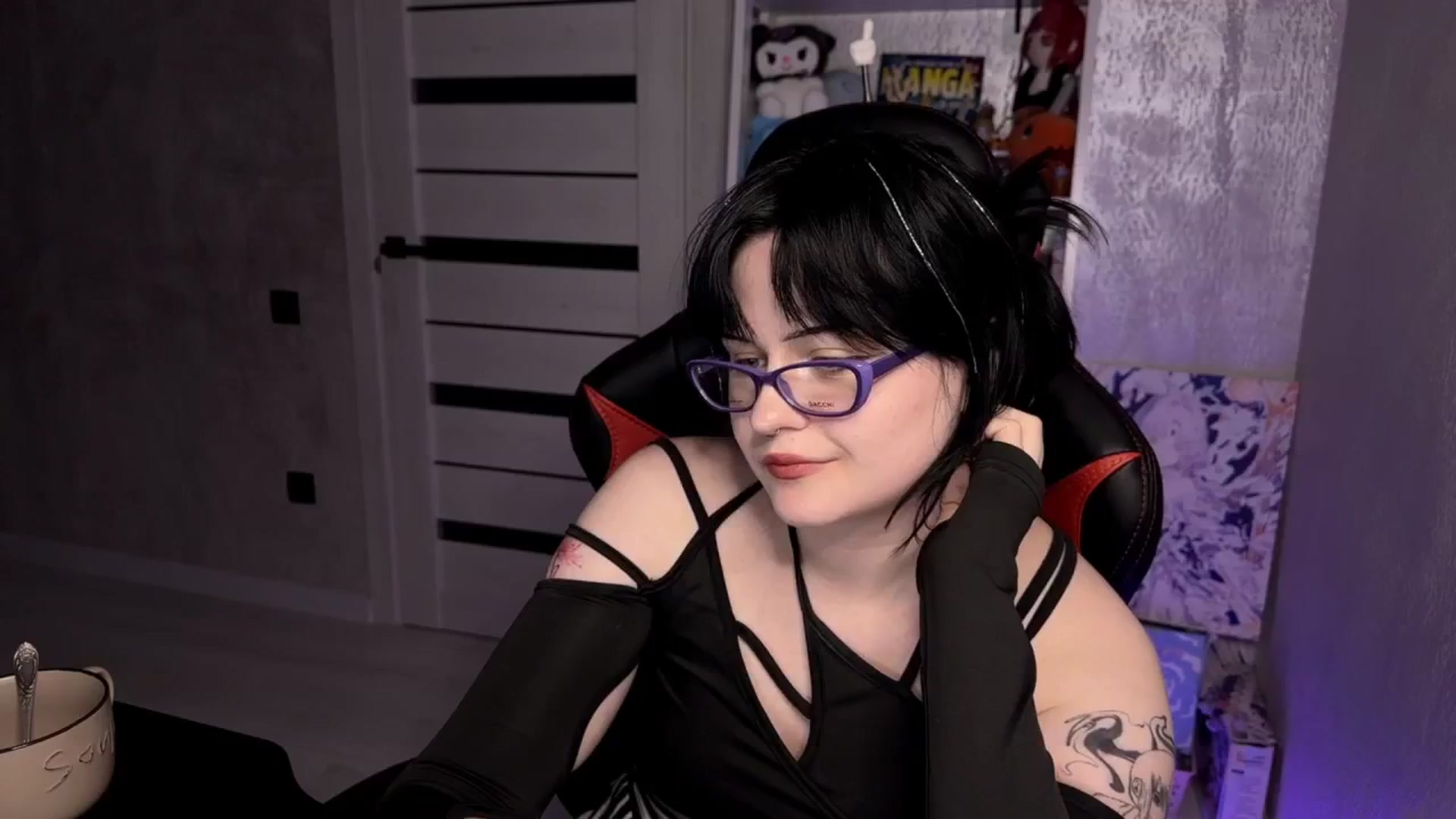 Gallery image thumbnail from v_chpek's myfreecams stream on, 04/17/2025, 20:10 image 16 of 20