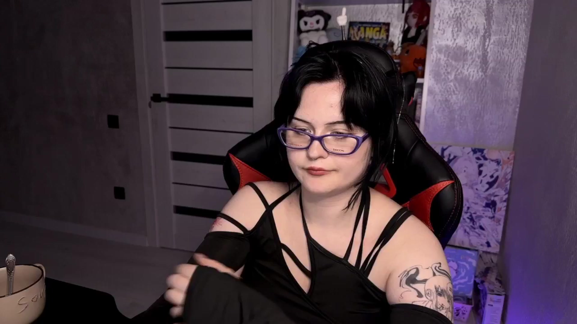 Gallery image thumbnail from v_chpek's myfreecams stream on, 04/17/2025, 20:10 image 15 of 20
